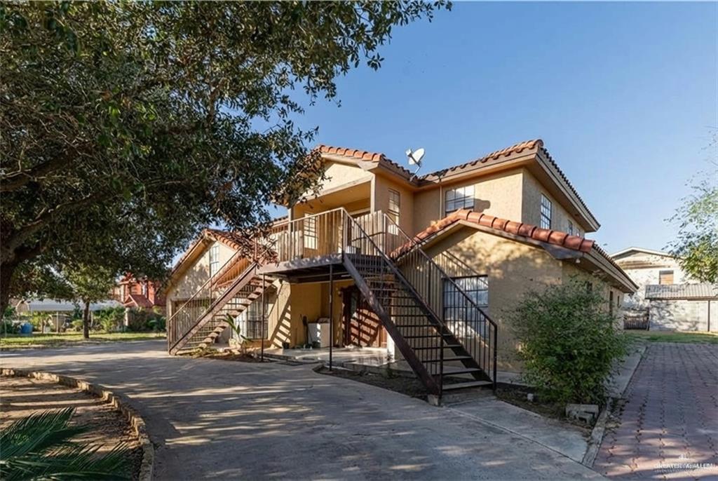Multi-family home at 933 4th Street, Roma, Texas
