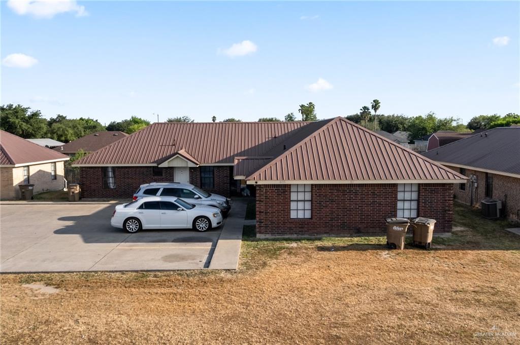 Multi-family home at 405 Date Palm Street, Donna, Texas