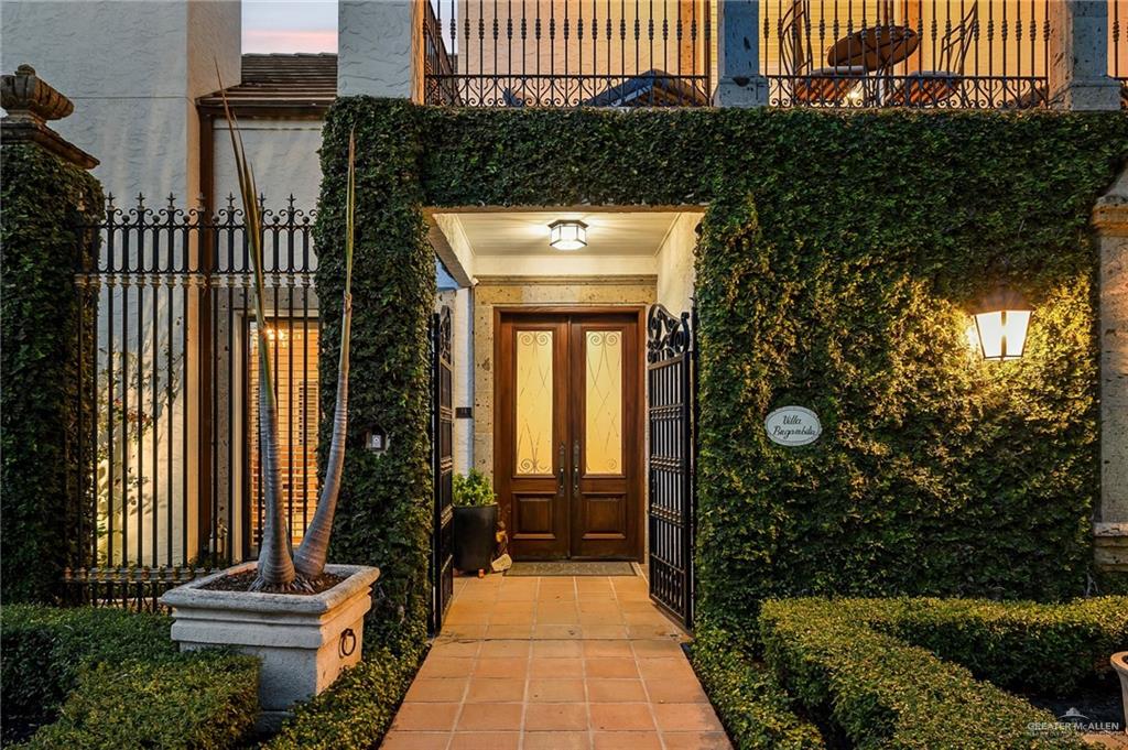 Townhome home at 31 Villas Jardin Drive, McAllen, Texas